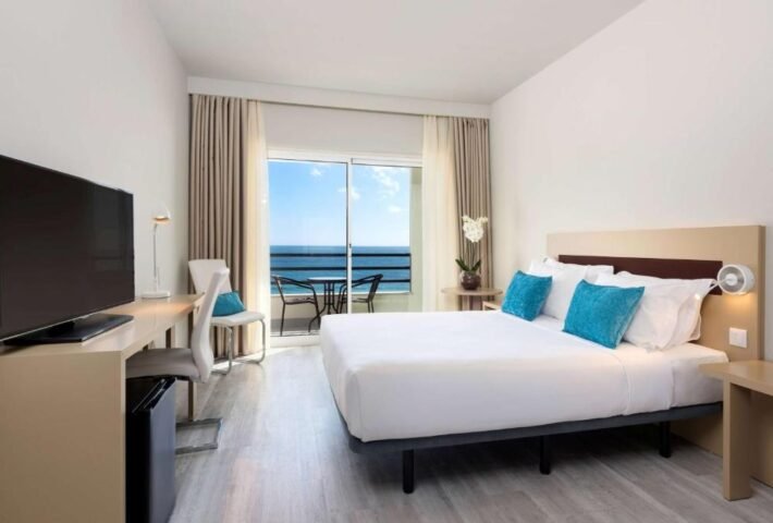 TRYP LISBON CAPARICA MAR  HOTEL